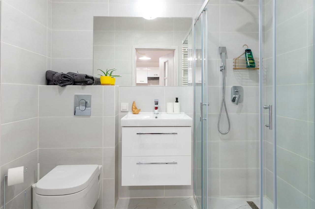 Luxury In City -3- Studio Bright & Secure Free Parking Лодз Екстериор снимка