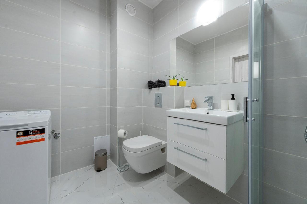 Luxury In City -3- Studio Bright & Secure Free Parking Лодз Екстериор снимка